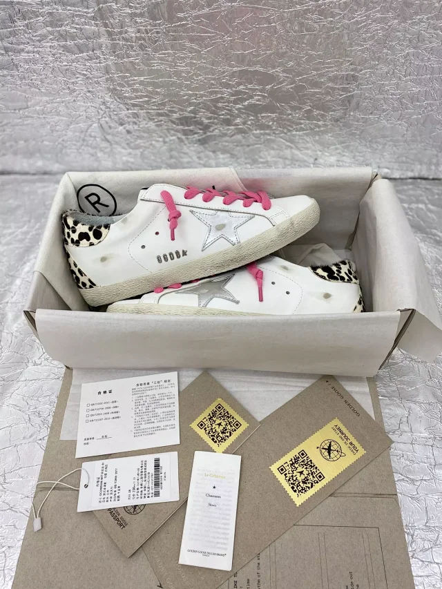 Golden Goose Sneakers Super-Star distressed low-top with star appliqué product detail image 43