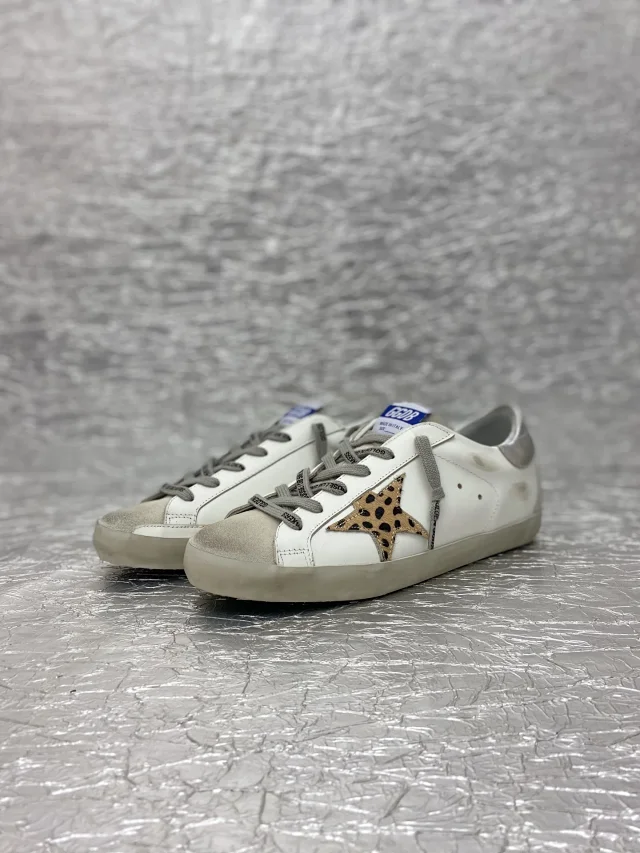 Golden Goose Sneakers Super-Star distressed low-top with star appliqué product detail image 12