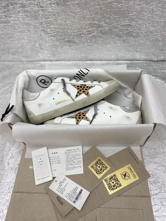 Golden Goose Sneakers Super-Star distressed low-top with star appliqué product detail image 16