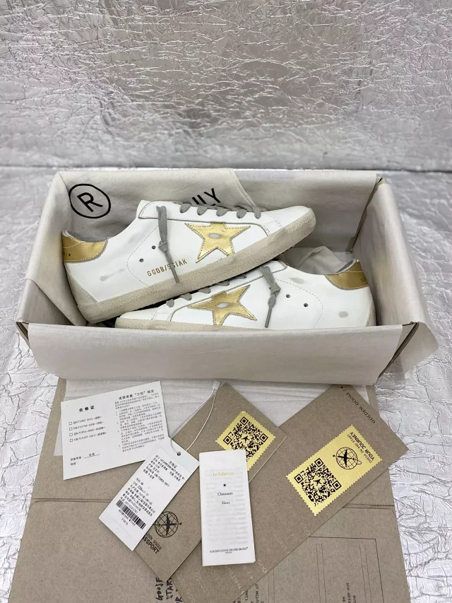 Golden Goose Sneakers Super-Star distressed low-top with star appliqué product detail image 25