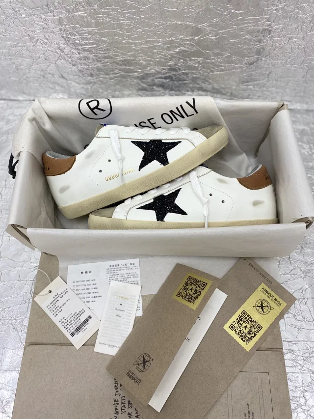 Golden Goose Sneakers Super-Star low-top with star appliqué product detail image 7