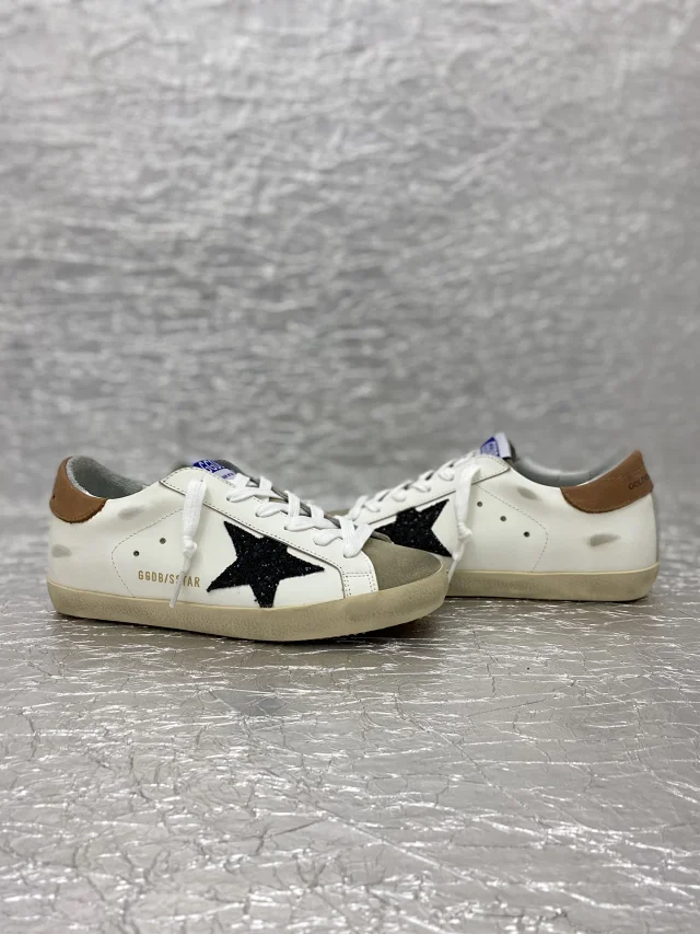 Golden Goose Sneakers Super-Star low-top with star appliqué product detail image 2