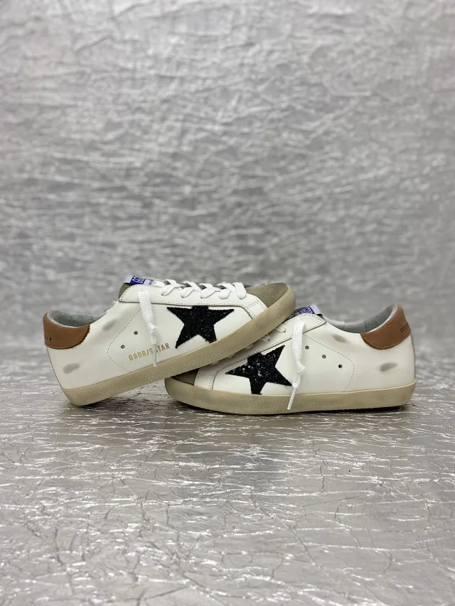 Golden Goose Sneakers Super-Star low-top with star appliqué product detail image 4