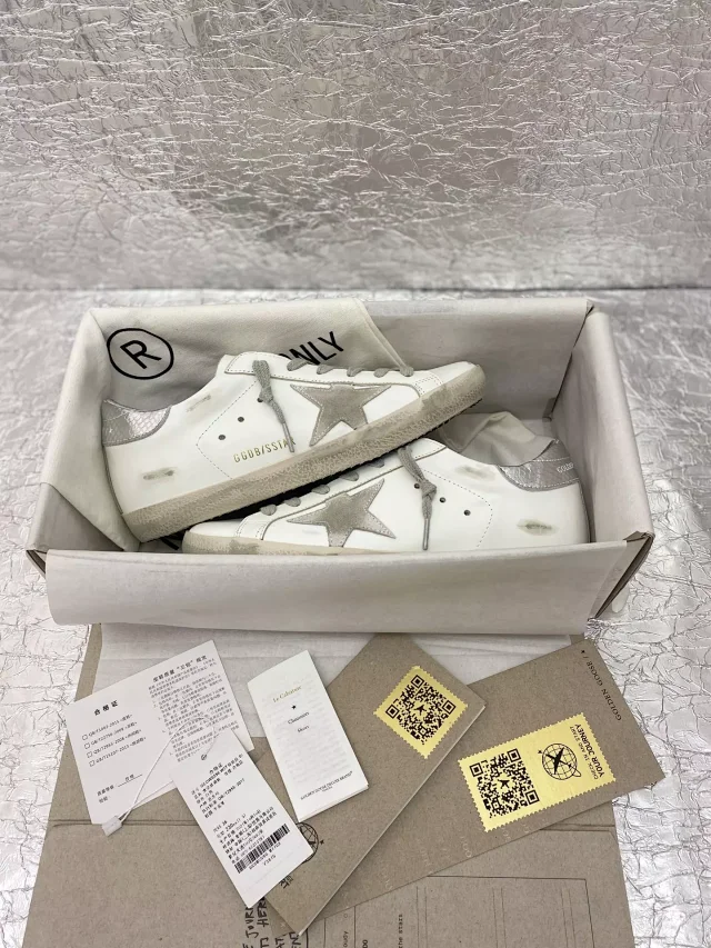 Golden Goose Sneakers Super-Star low-top with glitter star appliqué product detail image 7