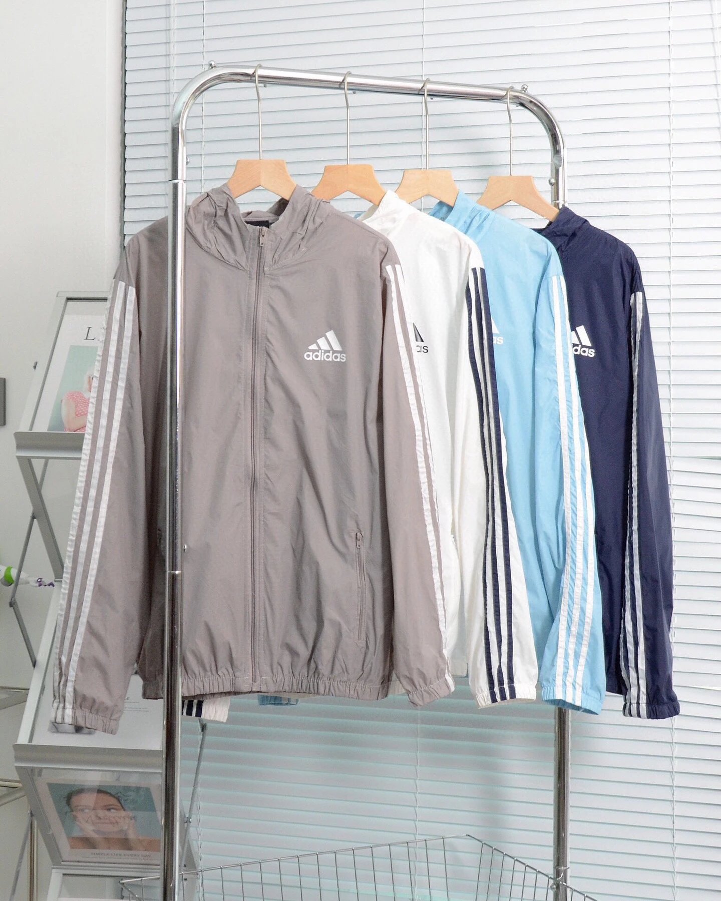2210 ADIDAS Adidas summer new counter lightweight sunscreen three-bar hooded skinsuit 💥 synchronized new!

🧵1:1 counter with the same mixed weave fabric Soft and smooth hand feel Dry and skin-friendly! 🧊No feeling on the body Refuse ❌ heat and tanning Classic three bar design Simple and clear personality!