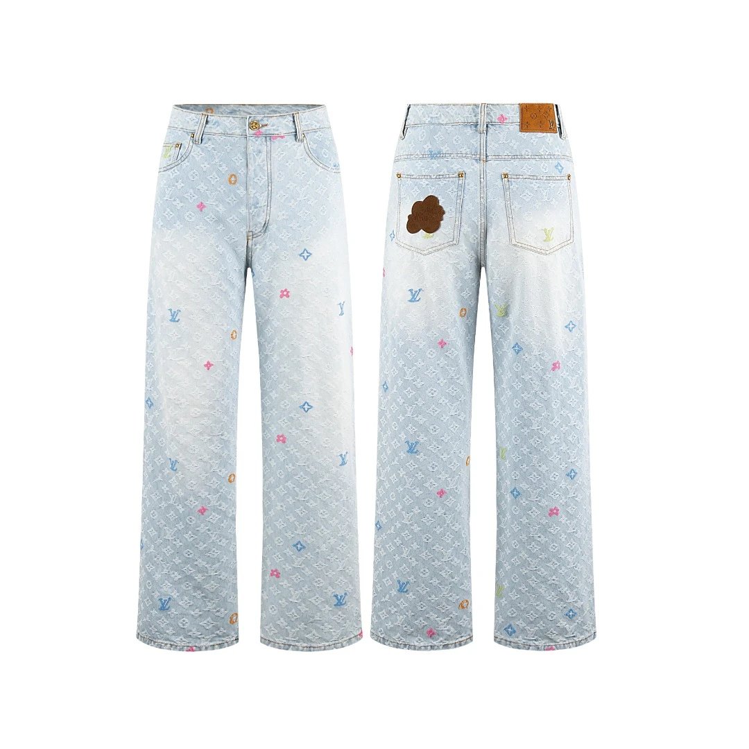 6830路*24SSTyler联名绣花牛仔外套**版本
Tyler联名系列。原版开发斜纹全棉提花丹宁牛仔材质，提花图型大小间距相同，图形宽窄一致，质感十足。水洗做旧复古浅蓝，整体饰以老花图案 - 132612