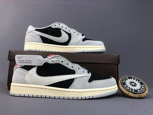 Nike Sneakers Air Jordan 1 Low x Travis Scott with reverse Swoosh product detail image 3