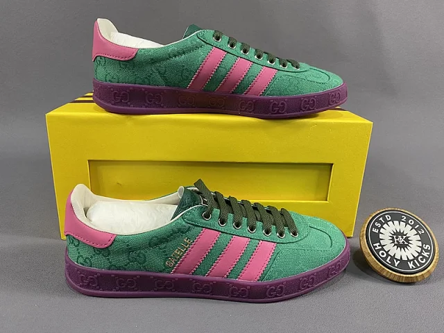 Gucci Sneakers Gazelle low-top with three stripes product detail image 2