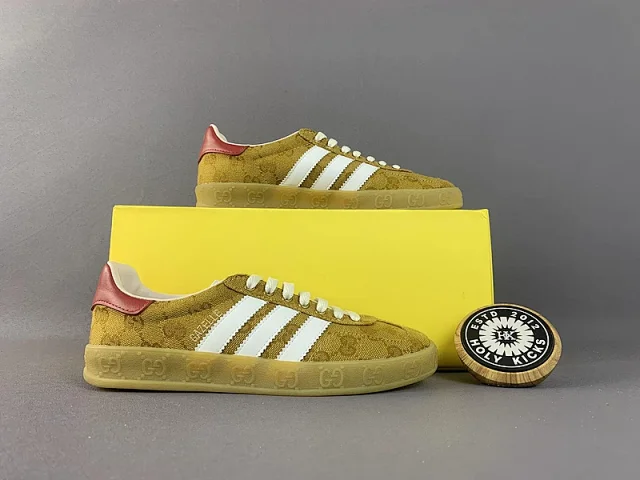 Gucci Sneakers Gazelle low-top with three stripes product detail image 10