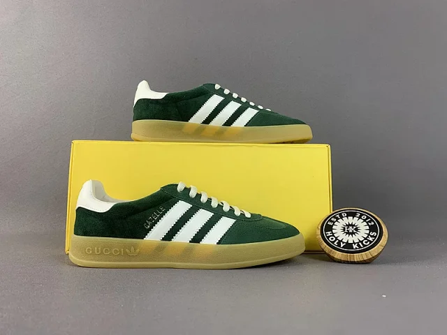 Gucci Sneakers Gazelle low-top with three stripes product detail image 4