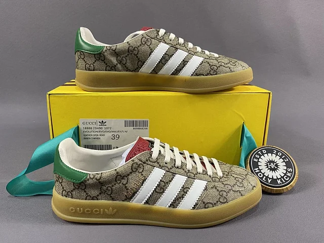 Gucci Sneakers Gazelle low-top with three stripes product detail image 12