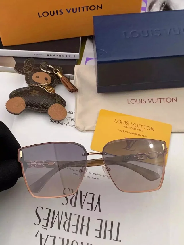 Louis Vuitton Eyewear Oversized Square Sunglasses product detail image 15