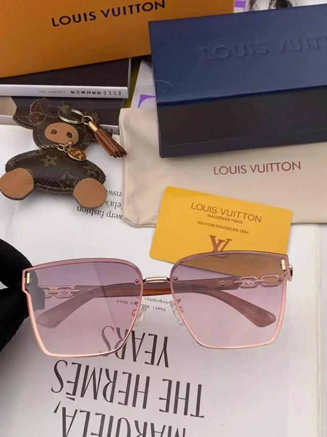 Louis Vuitton Eyewear Oversized Square Sunglasses product detail image 13