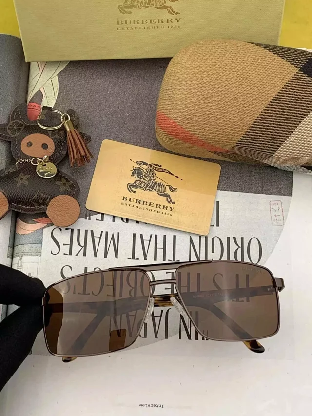 Louis Vuitton Eyewear Oversized Square Sunglasses product detail image 11
