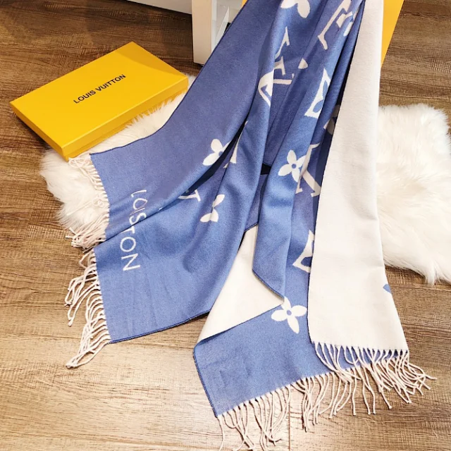 Louis Vuitton Scarves Fringed Monogram Scarf product detail image 11