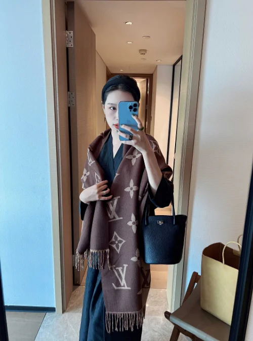 Louis Vuitton Scarves Monogram Fringed Scarf product detail image 2