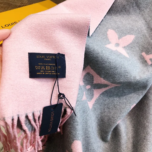 Louis Vuitton Scarves Fringed Monogram Scarf product detail image 18
