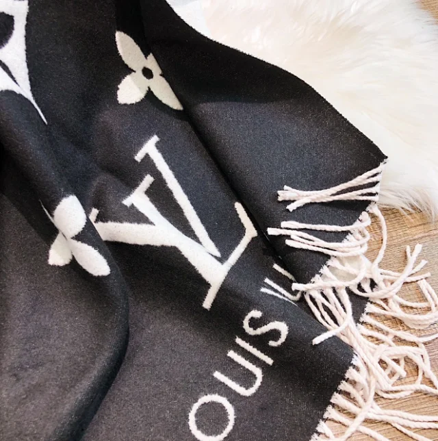 Louis Vuitton Scarves Fringed Monogram Scarf product detail image 15