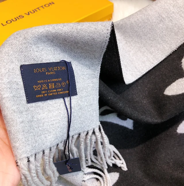 Louis Vuitton Scarves Fringed Monogram Scarf product detail image 14