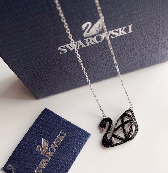 Swarovski Iconic Swan Necklace: seller detail photo 3