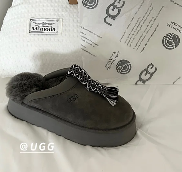 UGG Slippers Shearling-Lined Platform Slip-On product detail image 15