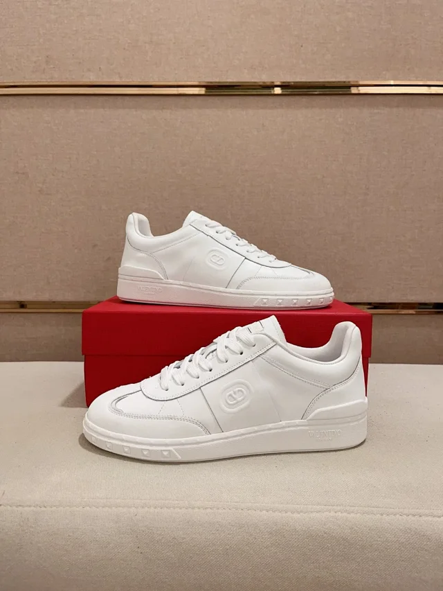 Valentino Garavani Sneakers Low-top with contrast side panel and studded sole product detail image 12