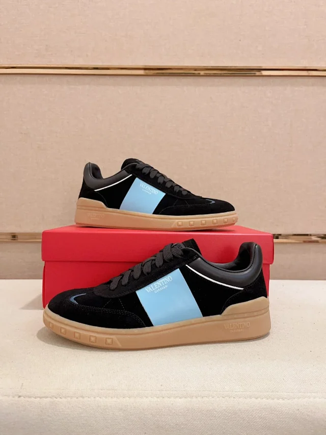 Valentino Garavani Sneakers Low-top with contrast side panel and studded sole product detail image 11
