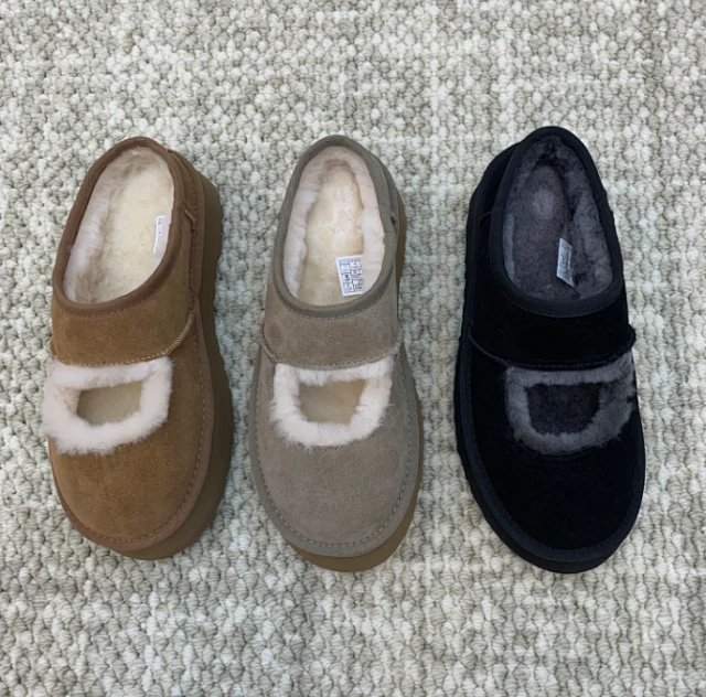 UGG Slippers Shearling-Lined Platform Slip-On product detail image 2