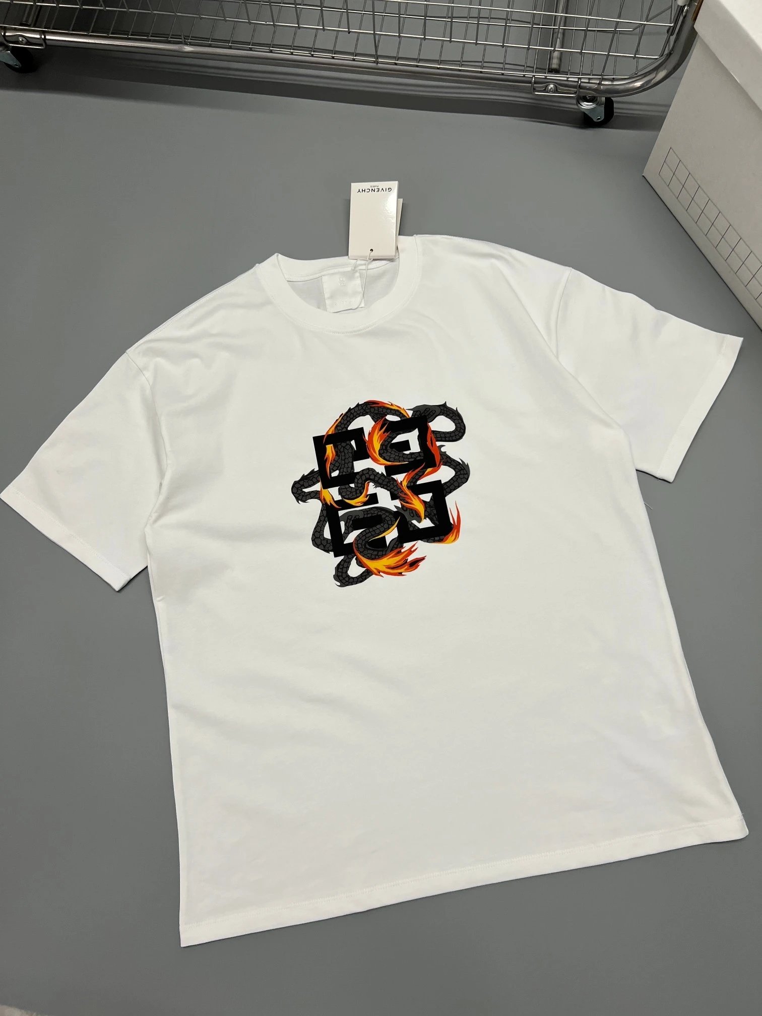 18白色