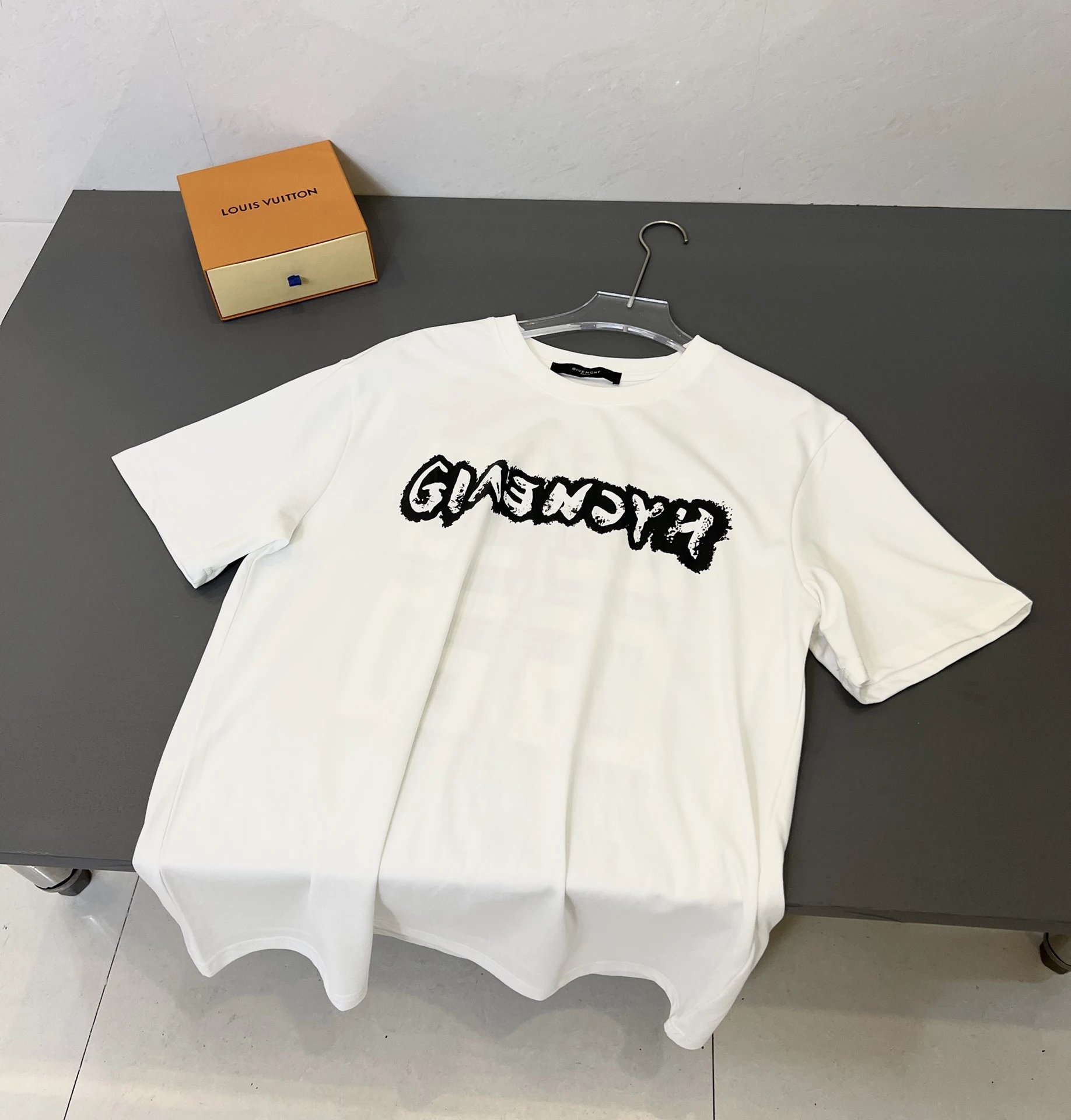 04白色