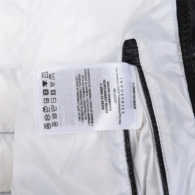 Moncler Down Jackets Hooded Puffer Jacket with Sleeve Logo Patch product detail image 96