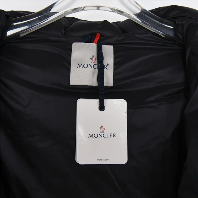 Moncler Down Jackets Hooded Puffer Jacket with Sleeve Logo Patch product detail image 8