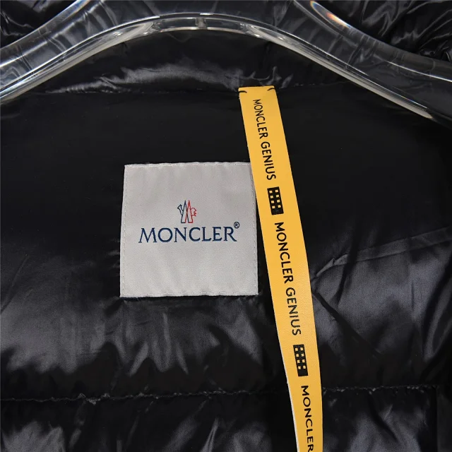 Moncler Down Jackets Hooded Puffer Jacket with Sleeve Logo Patch product detail image 27
