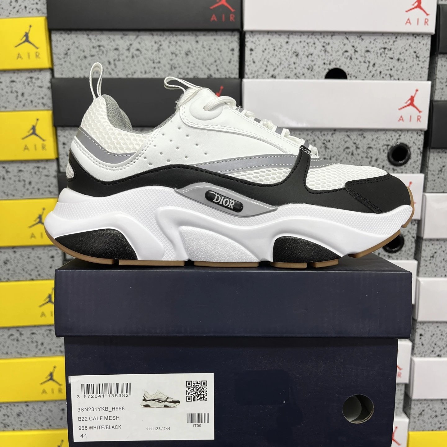 White and Black H968