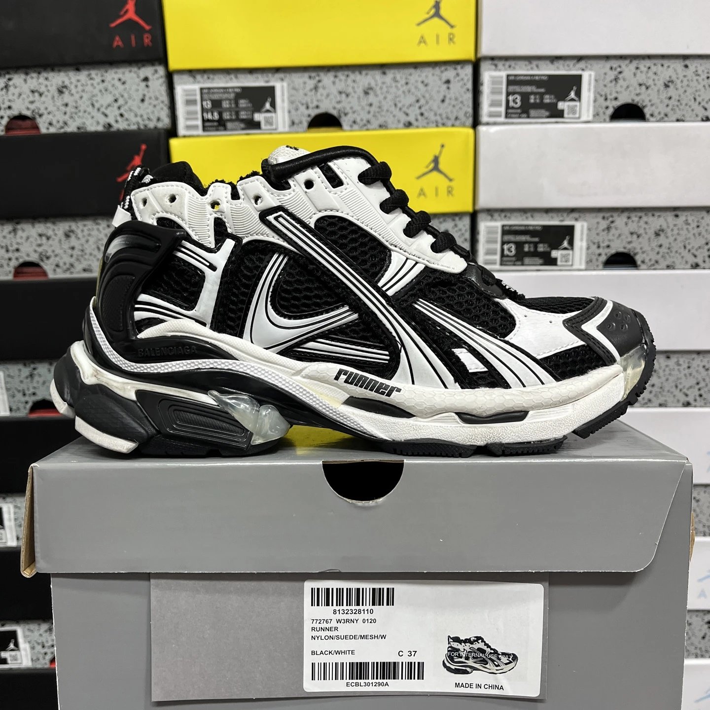 7.5 Black and White 0120
