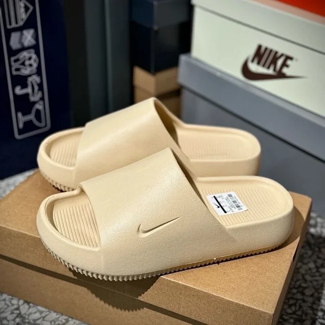 Nike Slippers One-piece slide with embossed Swoosh product detail image 4