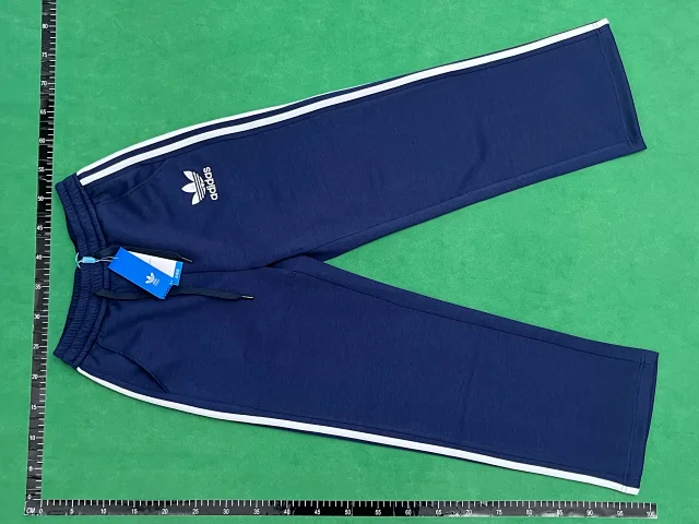 Adidas Hoodies & Sweatshirts Trefoil quarter-zip sweatshirt with striped sleeves product detail image 10