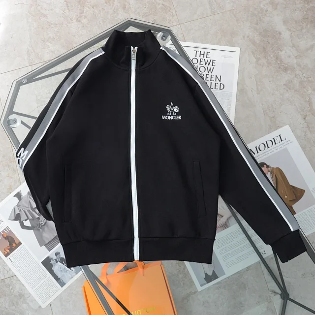 Moncler Hoodies & Sweatshirts Crewneck sweatshirt with embroidered chest logo product detail image 11