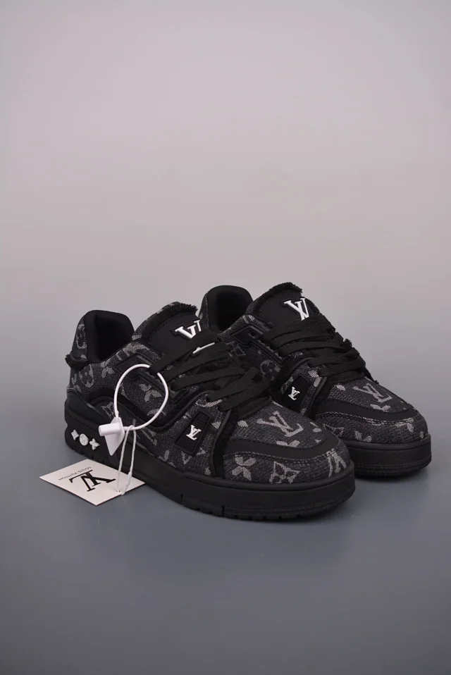 Louis Vuitton Sneakers Low-Top Monogram Lace-Up product detail image 15