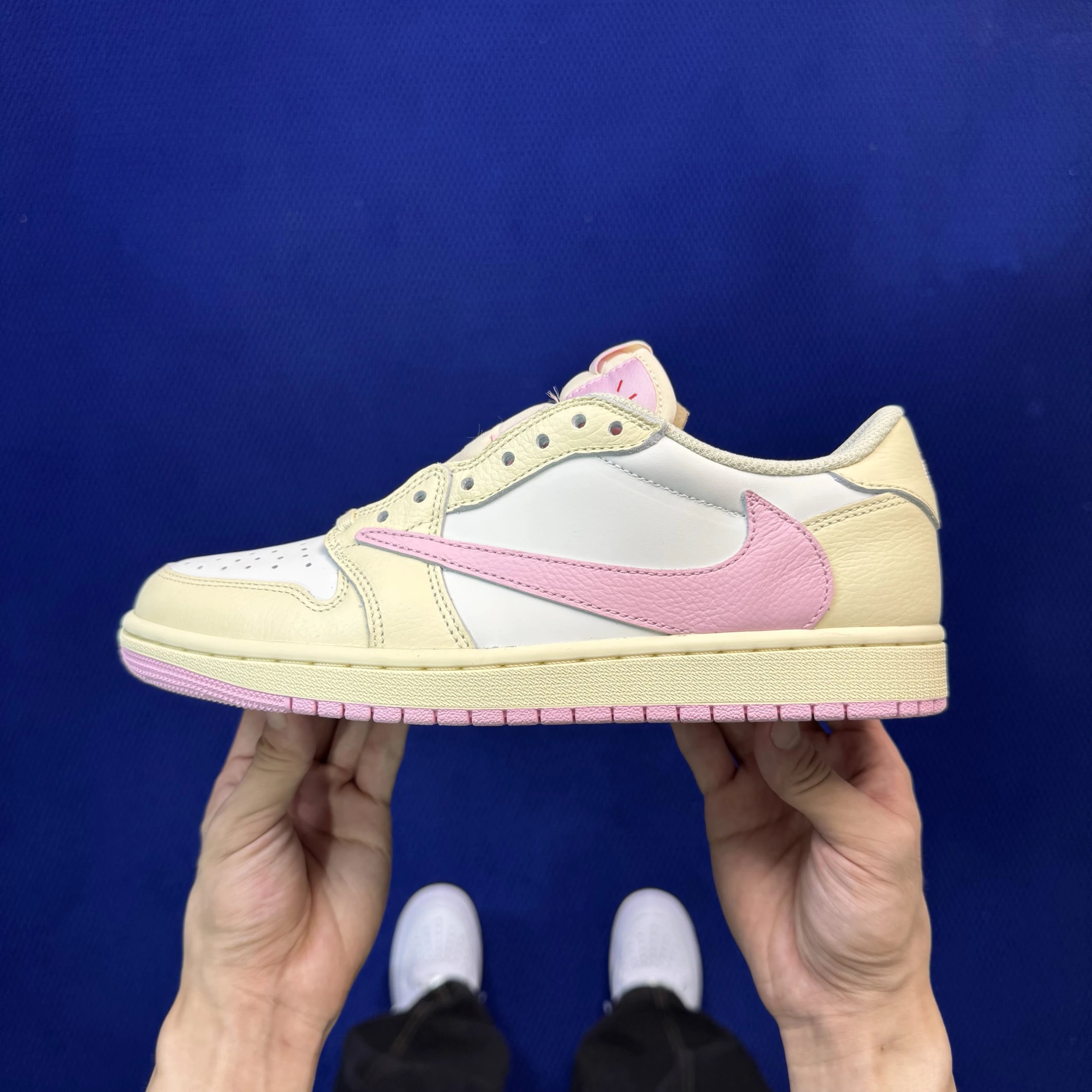 Jordan 1 Retro Low OG SP Travis Scott Shy Pink IQ7604-100