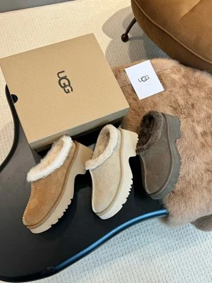 UGG Slippers Fur-Lined Suede Moccasin product detail image 4