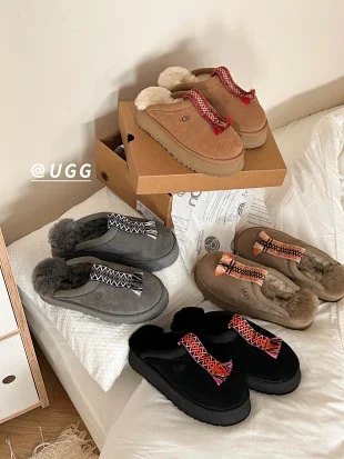 UGG Slippers Fur-Lined Suede Moccasin product detail image 3