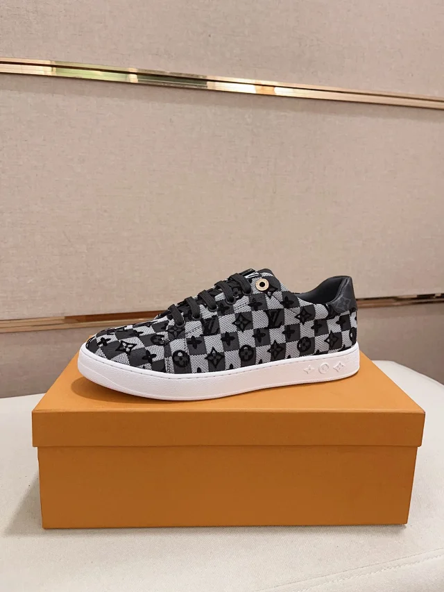 Louis Vuitton Sneakers Low-Top Lace-Up Monogram and Checkerboard product detail image 12