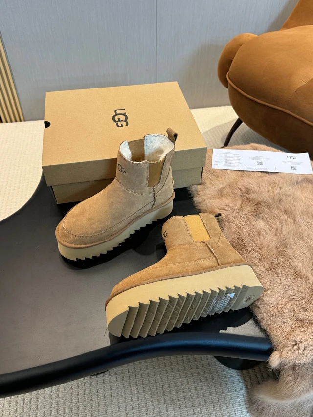 UGG Slippers Fur-Lined Suede Moccasin product detail image 11
