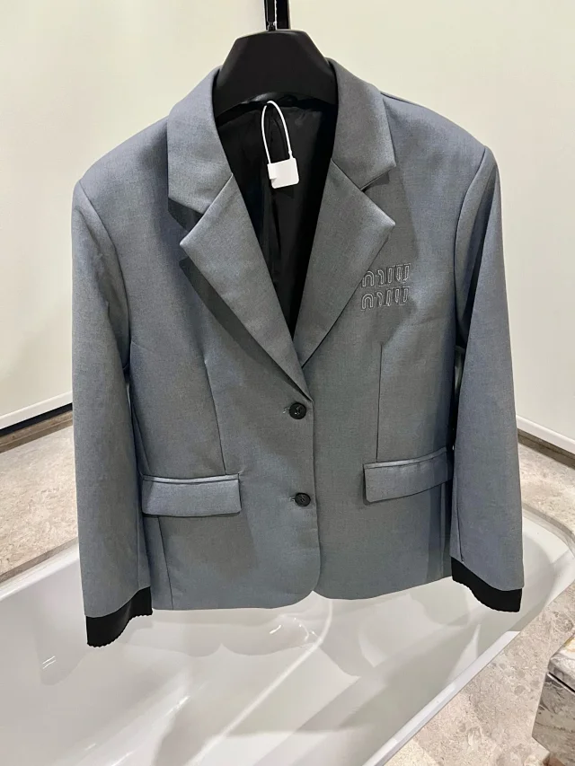Miu Jackets Zip-front and button-front jacket styles product detail image 7