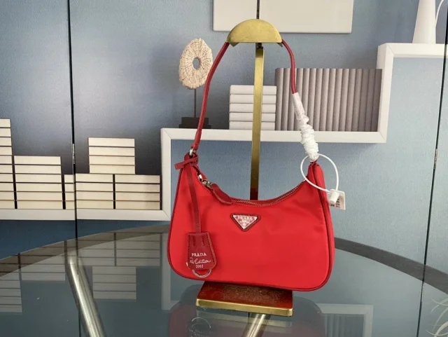 Prada Shoulder Bags Re-Edition 2005 nylon bag with detachable pouch and chain strap product detail image 8