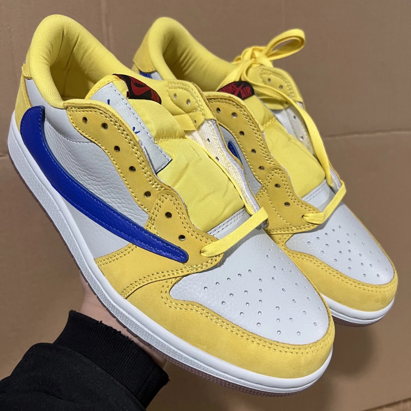 AJ1 Low-Top Blue and Yellow Reverse Hook DZ4137-700 SKU image
