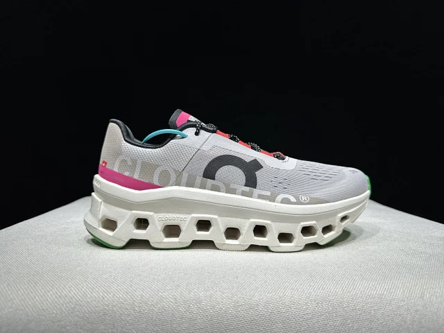 On Sneakers Cloudmonster product detail image 3