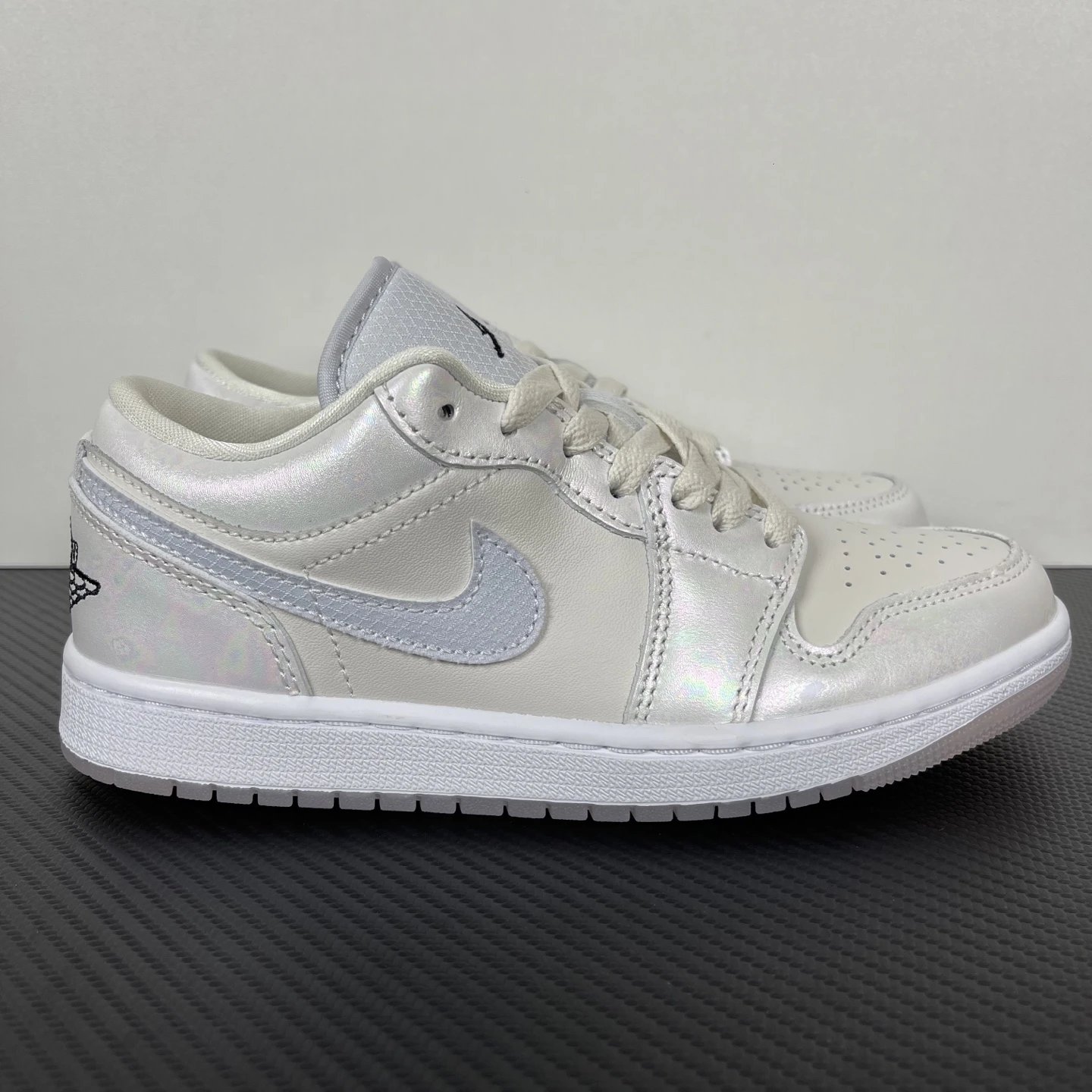 Jordan 1 Low SE White Metallic Silver IQ9381-100