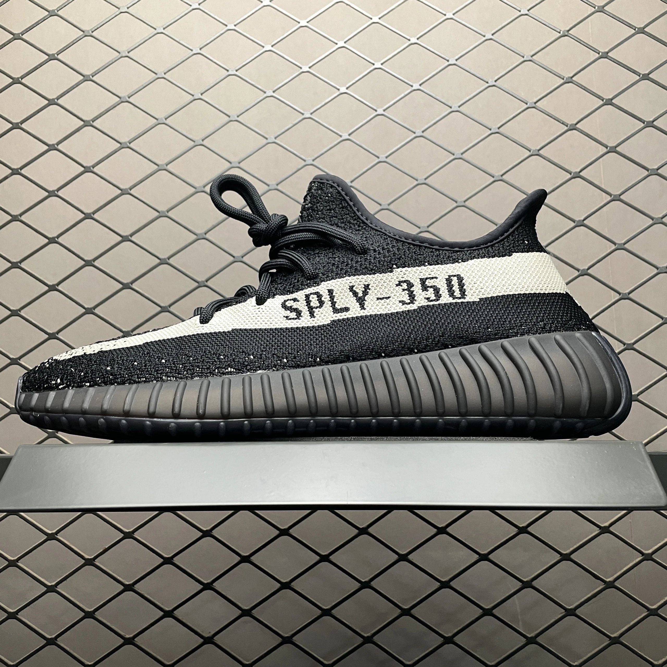 Yeezy 350V2 Black/White 1604